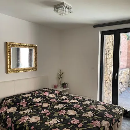 Emifuered Apartment